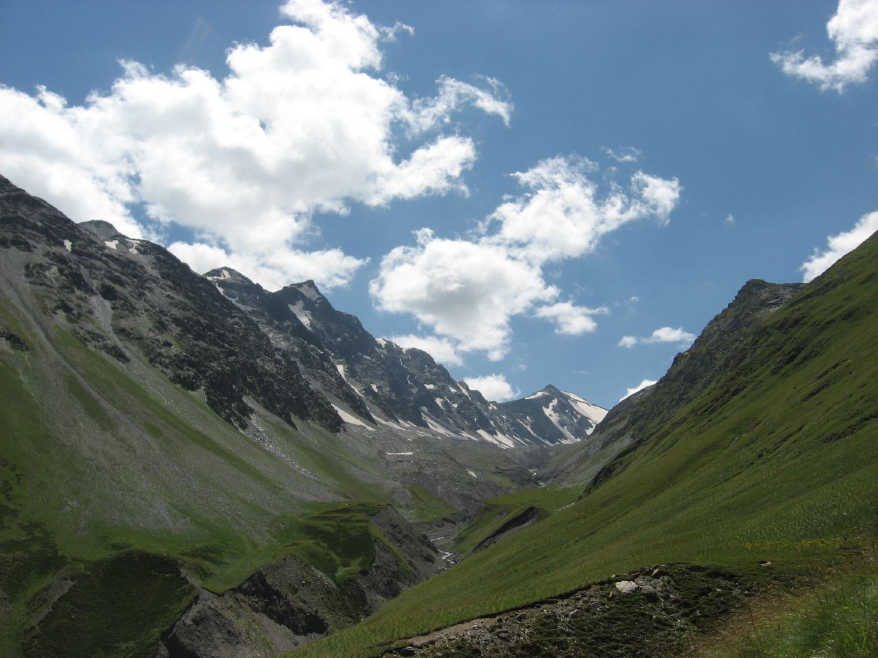 http://www.travelport.ge/uploads/posts/2013-06/1372546279_a_range_in_tusheti.jpg